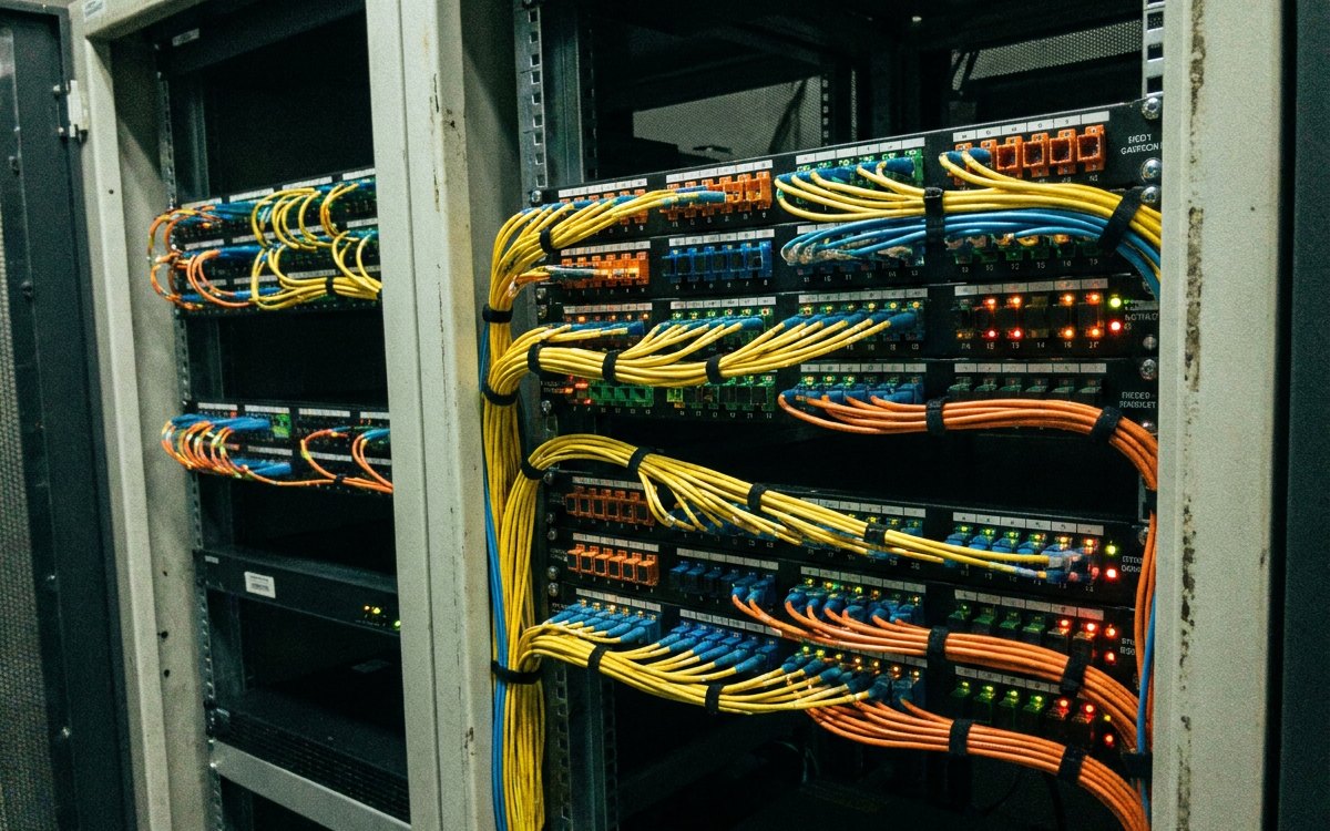 Serverschränke mit dichter, farbcodierter Netzwerkverkabelung